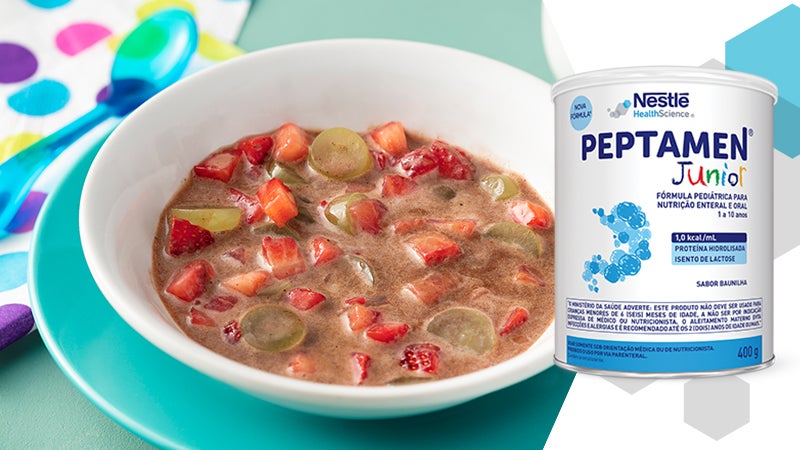 Tacinha de creme de chocolate com frutas e PEPTAMEN® Junior