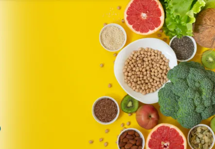 Frutas, vegetais e cereais em cima da mesa