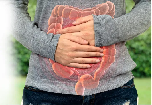 mulher com mão na barriga e ícone de intestino